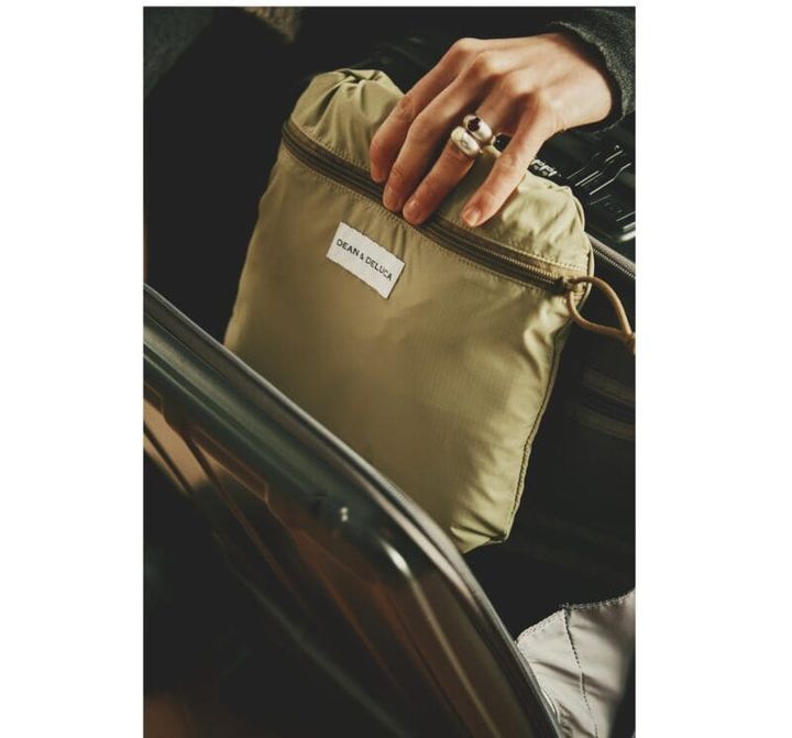 パッカブル使用。普段のバッグやスーツケースにインしてお出かけのお供に。
