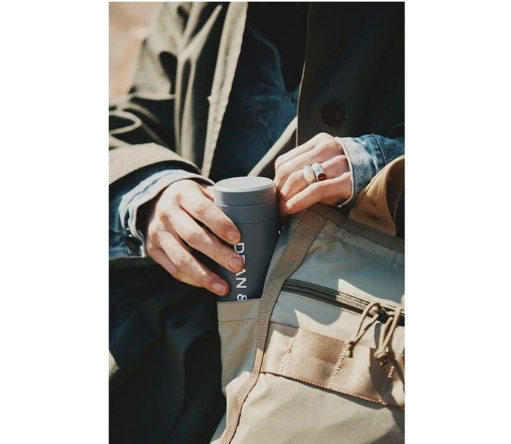 ポケットも充実。サイドにはオープンポケット、フロントはジップつきポケットを配置