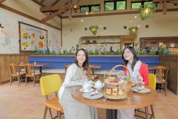 店内の壁や仕切りも作品をイメージしている