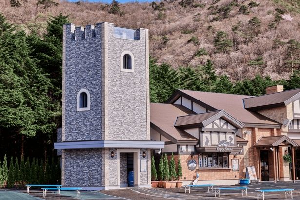 約8メートルの高さから庭園越しに富士山を見渡すことができる展望塔