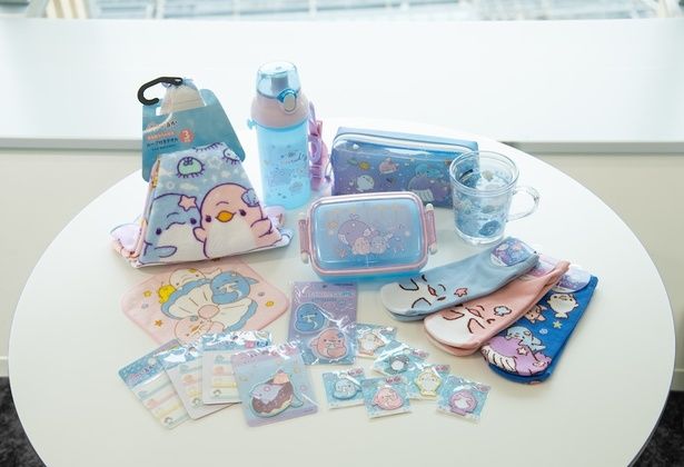 奥列左から右に向かって、「ループ付きタオル」(550円)、「抗菌直飲プラワンタッチボトル」(1870円)、「BOXペンポーチ Night Sea」(2310円)、「抗菌ふわっとフタタイトランチボックス」(1485円)、「ウォーターカップ」(858円)、前列奥列左から右に向かって、「プチタオル(5枚セット)」(539円)、「ネームシール」(各352円)、「シールワッペン(アオイルカ＆めんだこ)」(715円)、「マットヘアクリップ」(990円)、「シールワッペン(小)」(各495円)、「ソックス」(各550円) 撮影＝小山志麻
