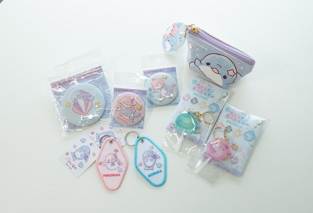 左上から時計回りに、「ししゅう缶ミラー」(1540円)、「ししゅうマグネット」(各880円)、「三角ミニポーチ(あおいるか＆ぴんくいるか)」(638円)、「キャンディキーホルダー」(ランダム/1個770円)、「ししゅうキーホルダー」(あおいるか・ぴんくいるか各990円) 撮影＝小山志麻