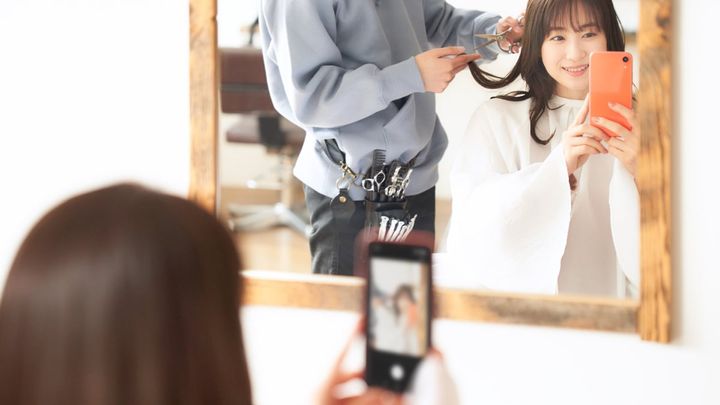 美容室内での自撮り行為は迷惑？（画像はイメージ）