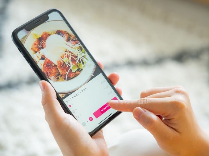 飲食店などでは当たり前になりつつあるスマホ注文。自分のスマホを使うことに抵抗感のある人もいれば、気楽でいいとの声も。一方で、スマホを使えない高齢者の中には、必要なサービスが受けられずにいる人もいるようだ。※サムネイル画像：PIXTA