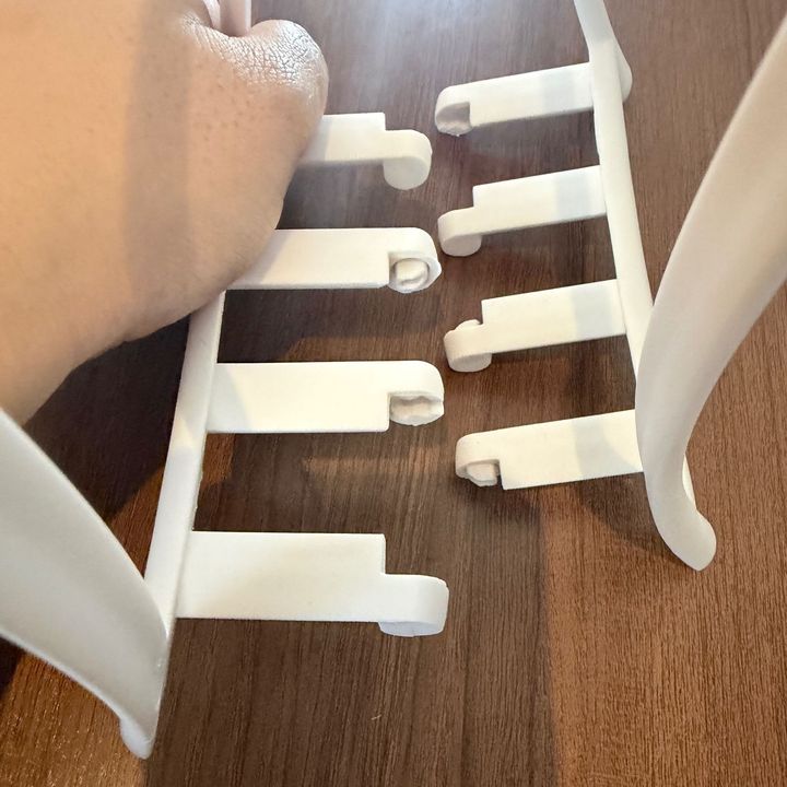 【セリア】ペラペラ書類も分厚い雑誌も倒れない！毎日使える「骨組みクリップ」が便利すぎた