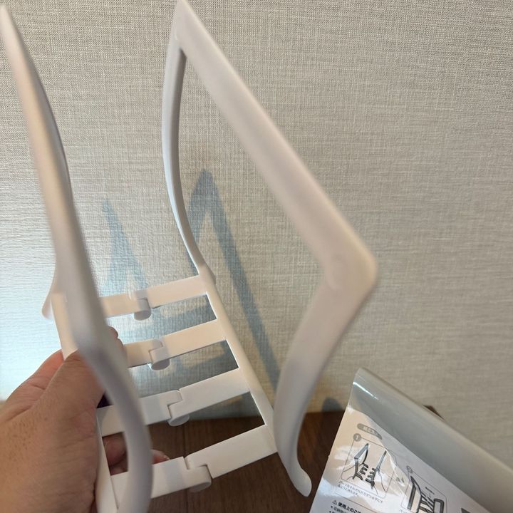 【セリア】ペラペラ書類も分厚い雑誌も倒れない！毎日使える「骨組みクリップ」が便利すぎた