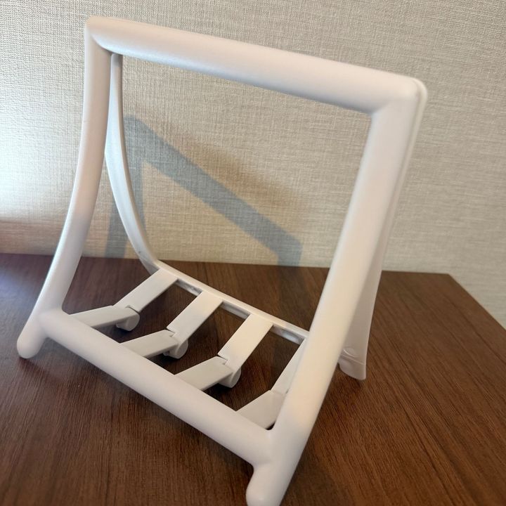 【セリア】ペラペラ書類も分厚い雑誌も倒れない！毎日使える「骨組みクリップ」が便利すぎた