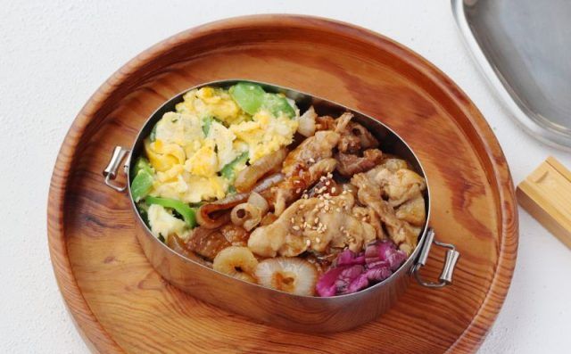 「豚こまと新玉ねぎの焼き肉」「レンジピーマン卵」2品弁当