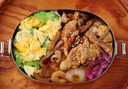 「豚こまと新玉ねぎの焼き肉」「レンジピーマン卵」2品弁当