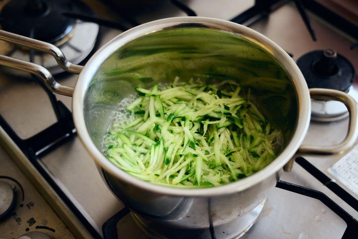 ズッキーニを蒸し煮にする