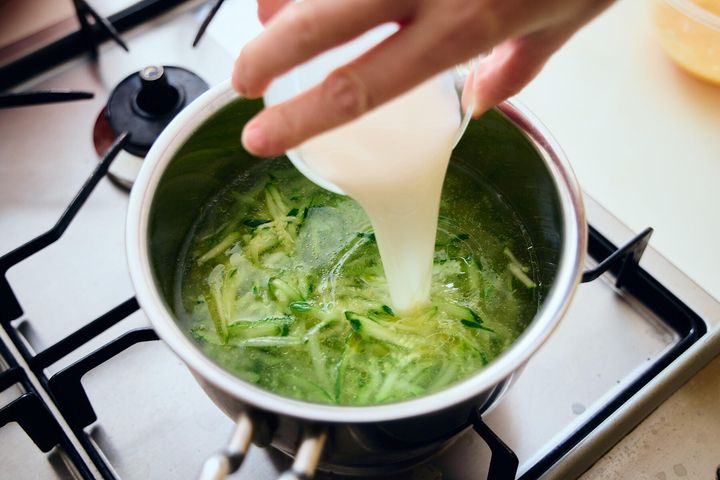 水と牛乳を加える