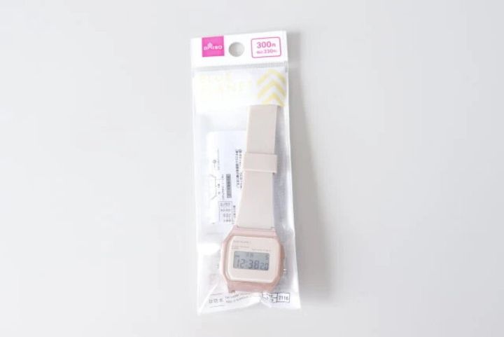 ダイソーのデジタルウォッチ（ブループラネット、ベージュ）パッケージ