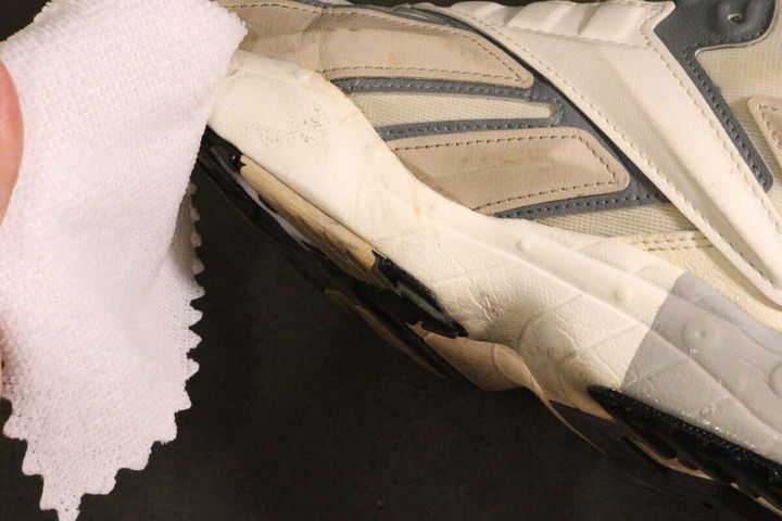 ソールクリーナー（泡タイプ、スニーカー用） 拭き取り