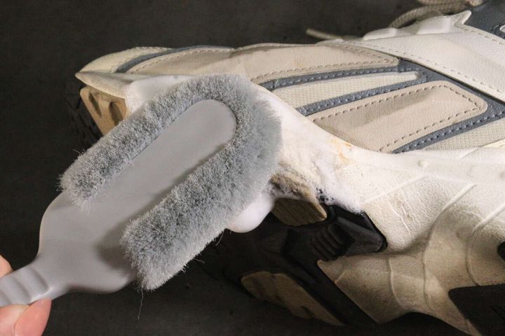 ソールクリーナー（泡タイプ、スニーカー用） 使用例