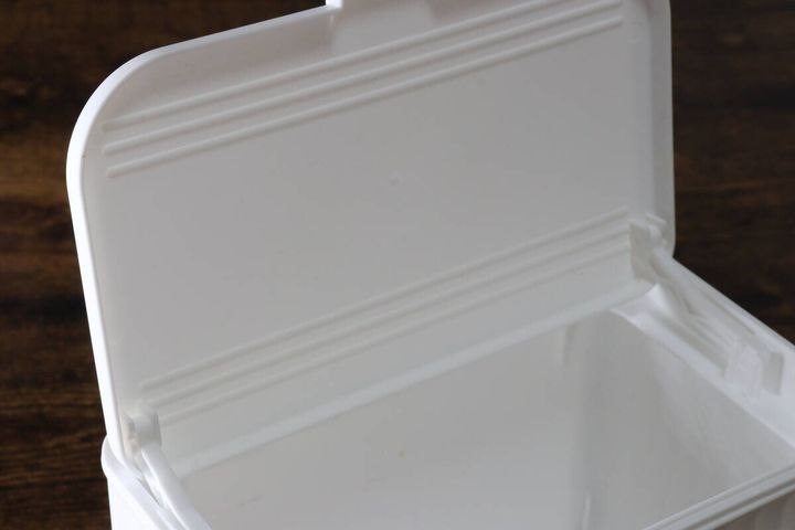 扉や引き出しに掛けられるフタ付ゴミ箱 上開き