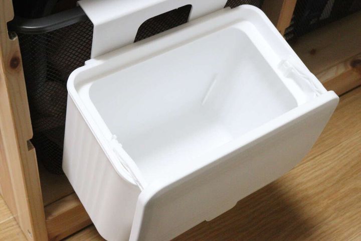 扉や引き出しに掛けられるフタ付ゴミ箱 蓋開閉