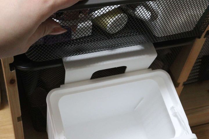 扉や引き出しに掛けられるフタ付ゴミ箱 すっきり