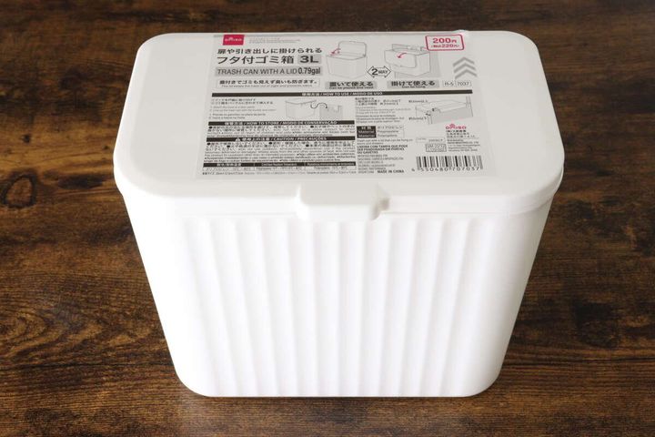 扉や引き出しに掛けられるフタ付ゴミ箱 パッケージ