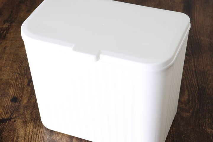 扉や引き出しに掛けられるフタ付ゴミ箱