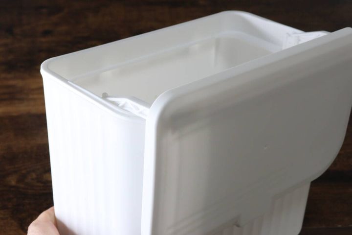 扉や引き出しに掛けられるフタ付ゴミ箱 手前開き