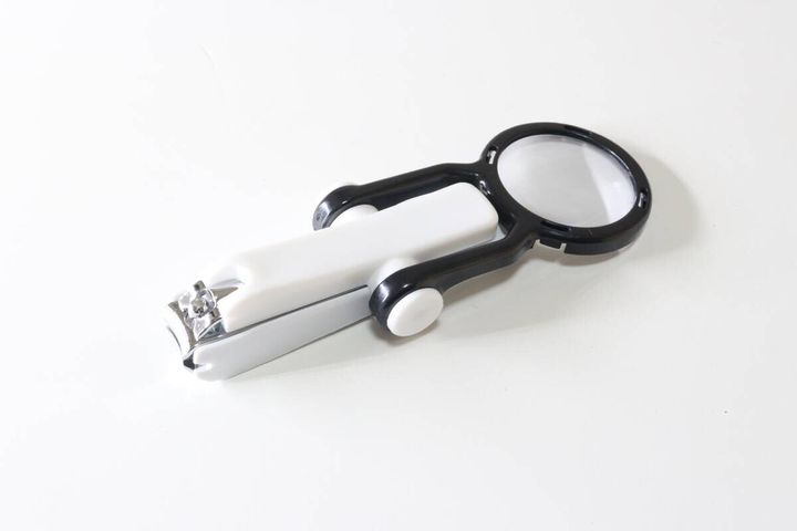 ダイソーの拡大鏡付ネイルクリッパーのビジュアル