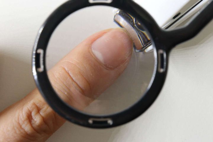 ダイソーの拡大鏡付ネイルクリッパーの使用例
