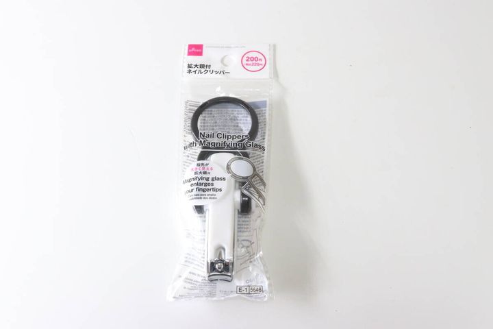 ダイソーの拡大鏡付ネイルクリッパーのパッケージ