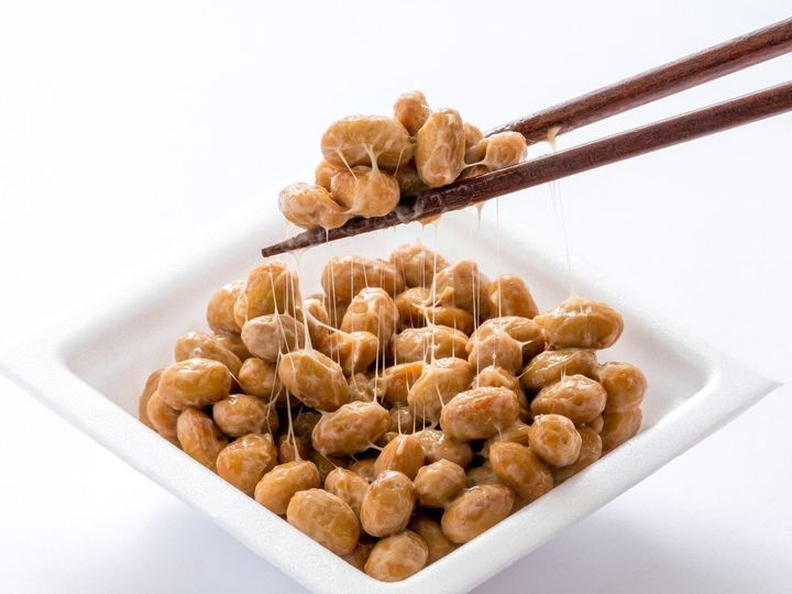 All About ニュース編集部が全国250人を対象に実施した「お土産」に関するアンケートの調査結果から、話のネタになりそうな「茨城県のお土産」ランキングを発表！ 2位「だるま納豆」を抑えた1位は？ ※画像はイメージです