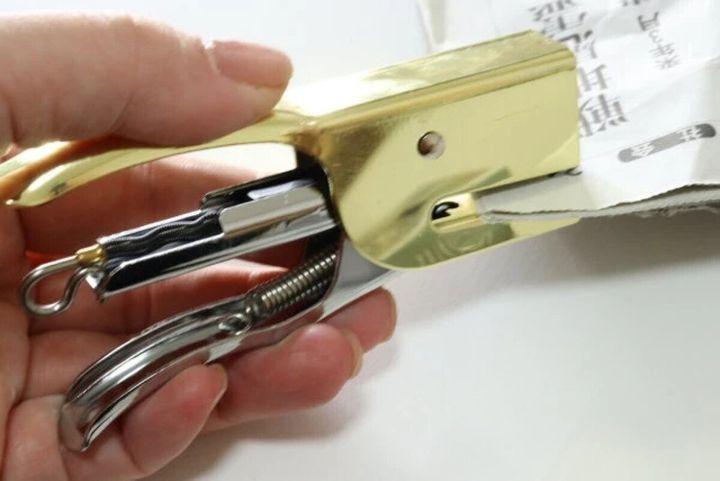 ダイソーレバー式ホッチキスを手で持って使用している様子