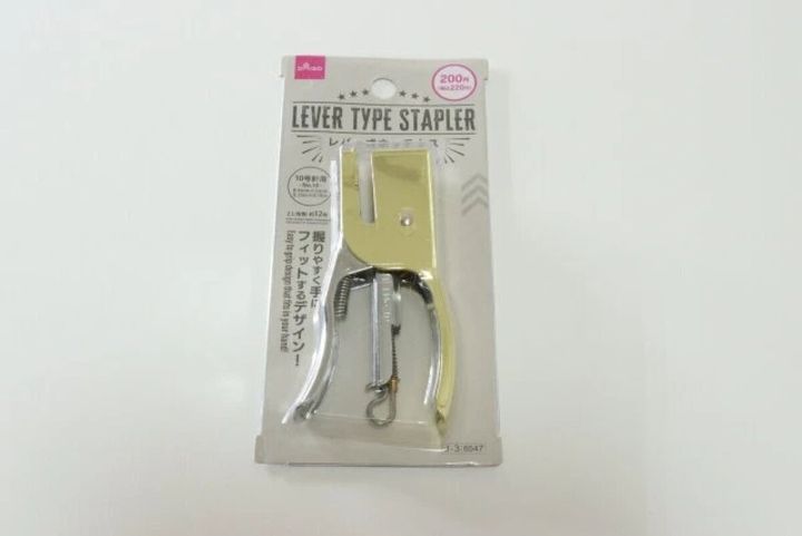 ダイソーレバー式ホッチキス（ゴールドカラー）のパッケージ