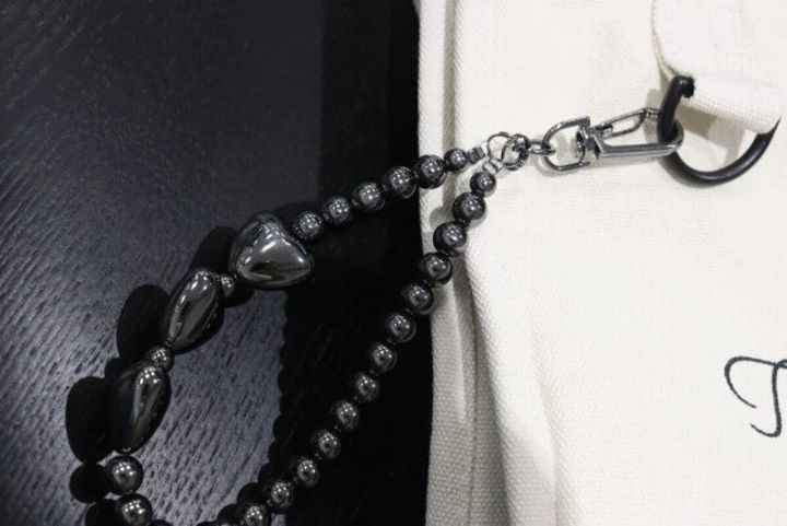 ダイソーメタリックハートビーズキーホルダーのバッグ使用例