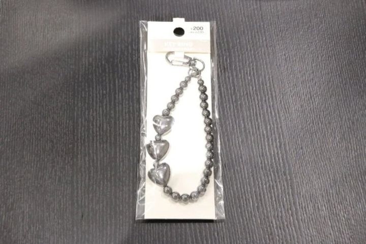 ダイソーメタリックハートビーズキーホルダーのパッケージ