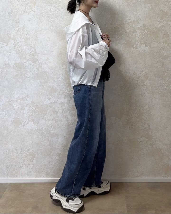 GU UVカットシアーパーカ オフホワイト×デニム全身横向き