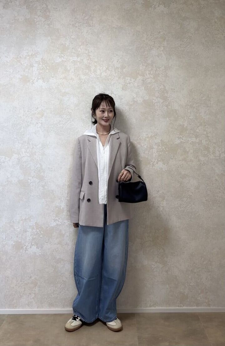 GU UVカットシアーパーカ ベージュジャケット×淡めデニムレイヤードコーデ