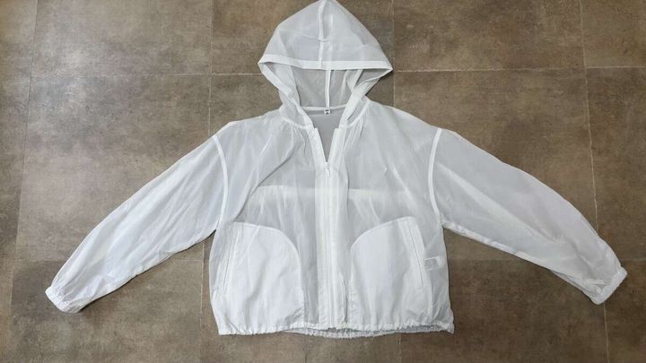 GU UVカットシアーパーカ オフホワイト 置き撮り全体