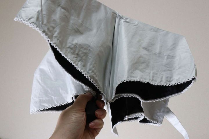 ダイソーの遮光折りたたみ傘（ピコレース）の使用例