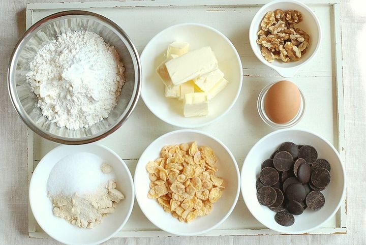 白いトレーに並べた薄力粉やバターなどクッキーの材料一式の俯瞰写真