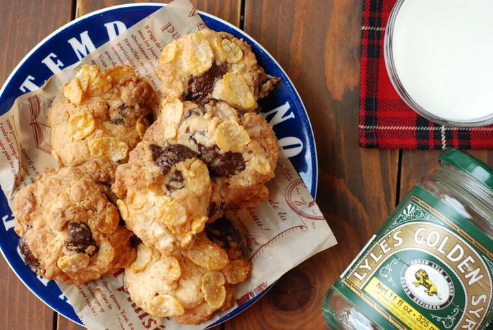 青い皿にワックスペーパーを敷いて盛り付けた焼き上がりのアメリカンクッキー