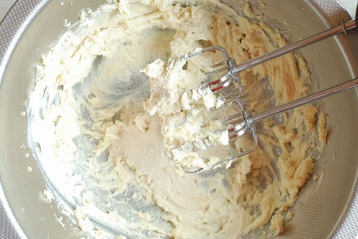 クリーム状のバターに砂糖を加えて泡立て器でふんわり混ぜた様子