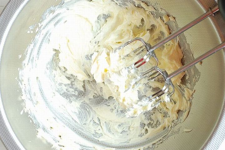 ボウルの中でバターを泡立て器でクリーム状に混ぜた様子
