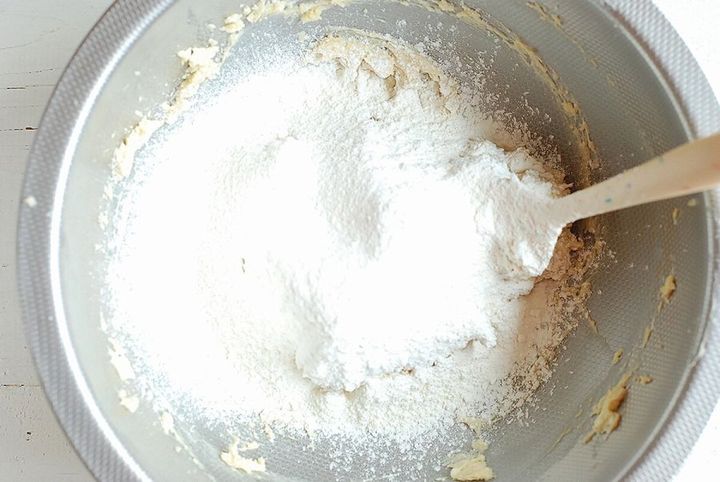 ボウルに薄力粉とベーキングパウダーをふるい入れゴムベラで混ぜている様子