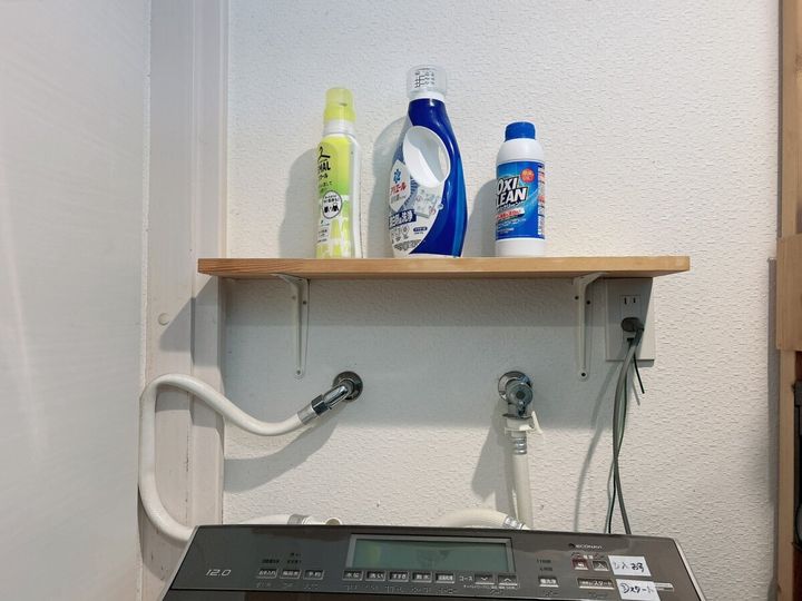 洗濯機上の棚に洗剤を並べた壁面収納