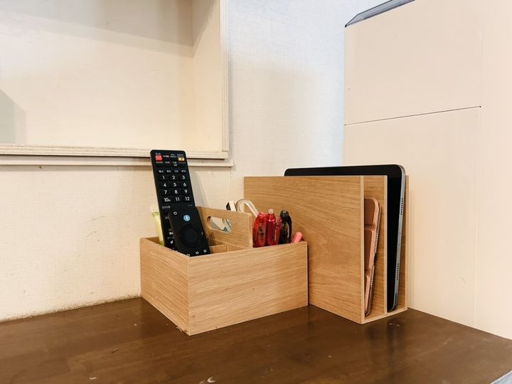 木製ボックスにリモコンやペンをまとめた見せる収納