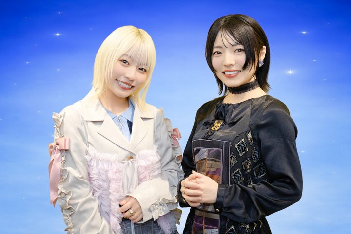 テレビアニメ『黒猫と魔女の教室』インタビューより（左から）本渡楓、和泉風花 クランクイン！ 写真：吉野庫之介 width=