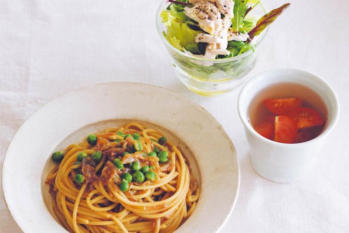 人気料理家【飛田和緒さん】流！ 作りおきできる【ゆで鶏】をフル活用した昼ごはん献立