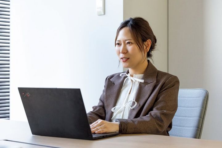 お仕事中の伊東美波さん