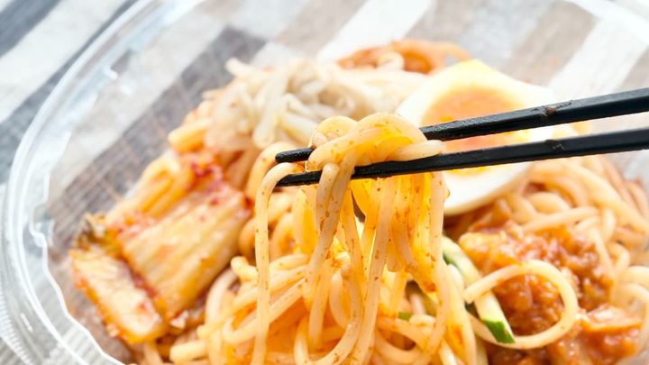 爽やかな辛みがクセになる！【ファミマ】に登場した韓国風チルド麺って？