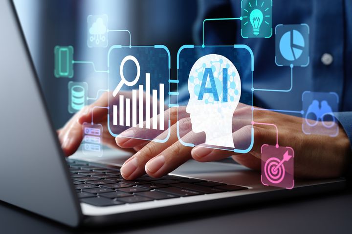 パソコンを操作する男性の手とAIを使っていることを表す図