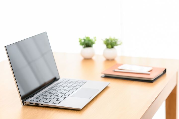 パソコンがデスクの上に置いてある