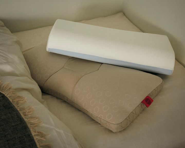 上：理想の寝姿勢となる黄金角度、15度を採用した低反発枕。トゥルースリーパー ゴールデンレスト 9980円（ショップジャパン） 下：160万人の測定データから導き出した立体形状。体温で形状変化、形状記憶ができ、“じぶんの回復力”を加速させる。［じぶんチャージ］フィットテックピローPREMIUM 1万5400円（タナカふとんサービス）